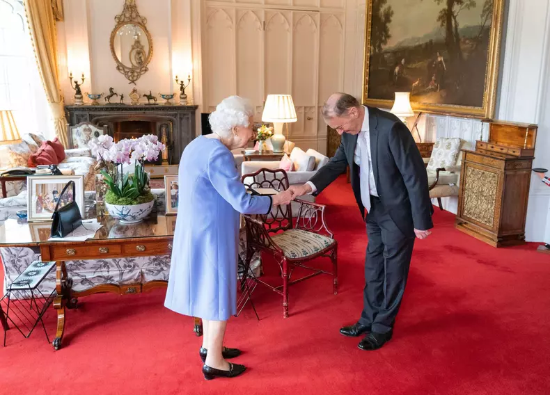 Imaginea nemaivăzută pe care Regina Elisabeta a dezvăluit-o din neatenție. În fotografie apare și Prințul Phillip