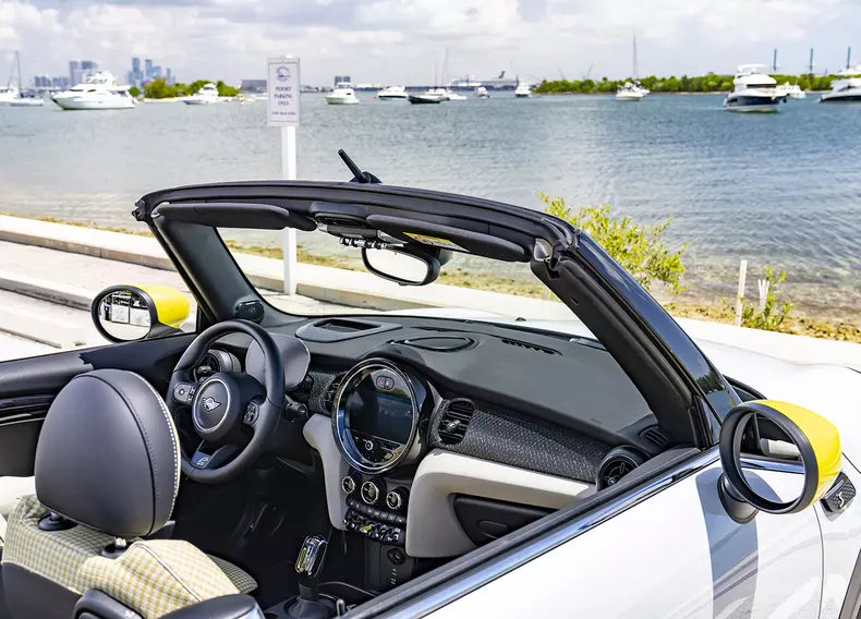 P90471805_highRes_mini-cooper-se-conve