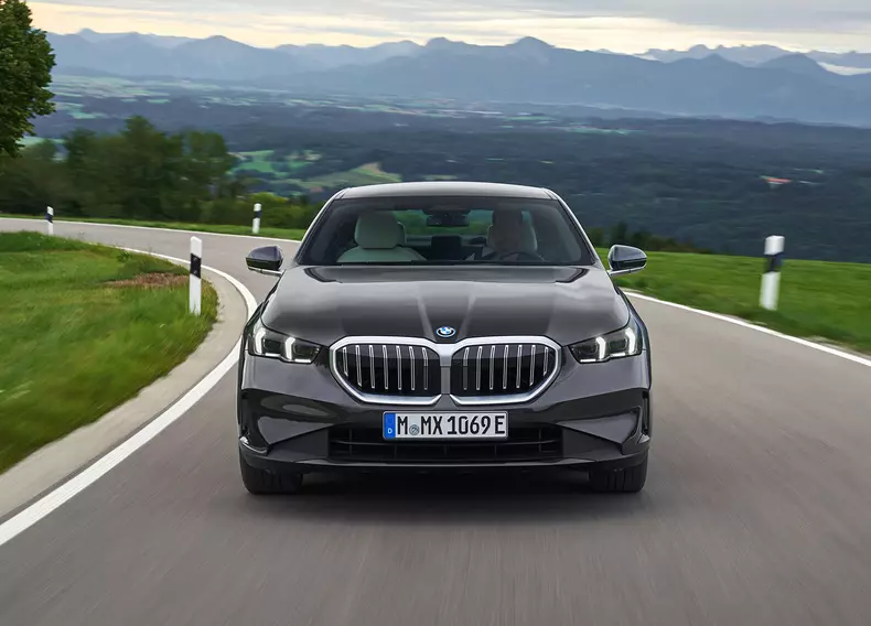 P90524301_highRes_the-new-bmw-530e-sop