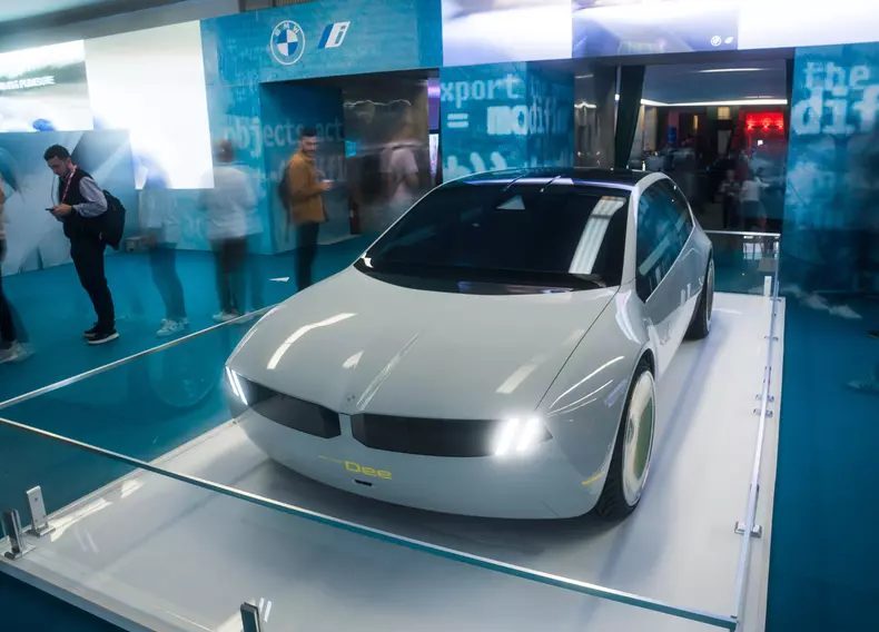 P90570561_highRes_bmw-i-vision-dee-at-
