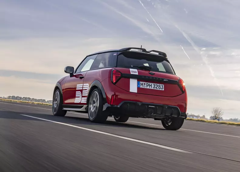 P90625047_highRes_mini-jcw-1965-victor