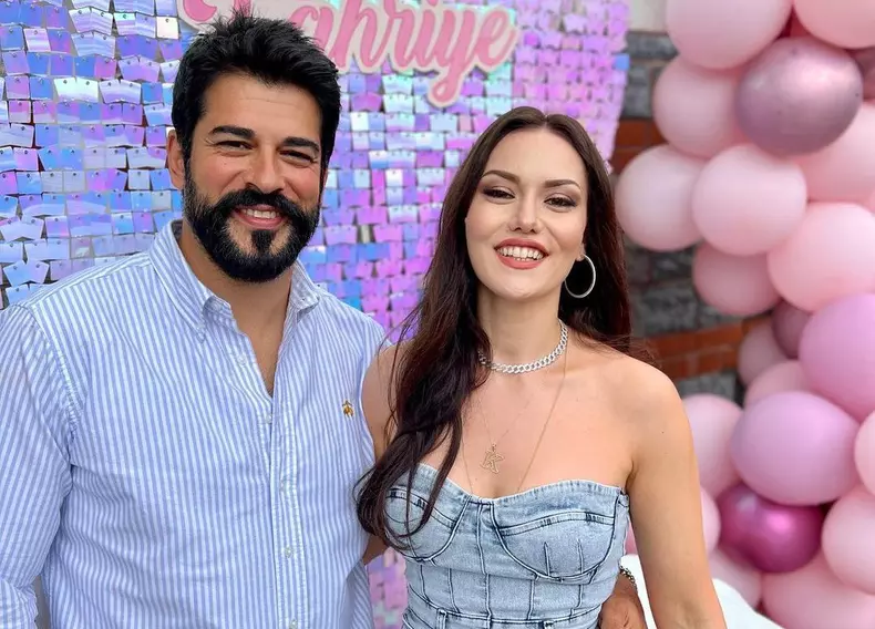 Burak Özçivit și Fahriye Evcen au dat startul vacanței cumpărându-și o vilă în Bodrum