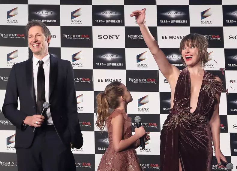 Milla Jovovich, soțul ei și fiica lor Ever