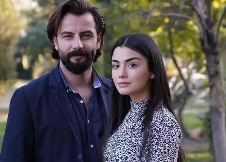 Özge Yağiz și Gökberk Demirci, adică Reyhan și Emir din serialul „Jurământul”, curtați să facă un film împreună