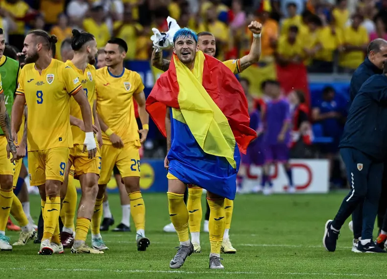 26.06.2024, xpsx, UEFA Euro 2024 Vorrunde, Slowakei - Rumänien v.l. jubel nach dem Spiel Achtelfinale Ianis Hagi (Rumäni