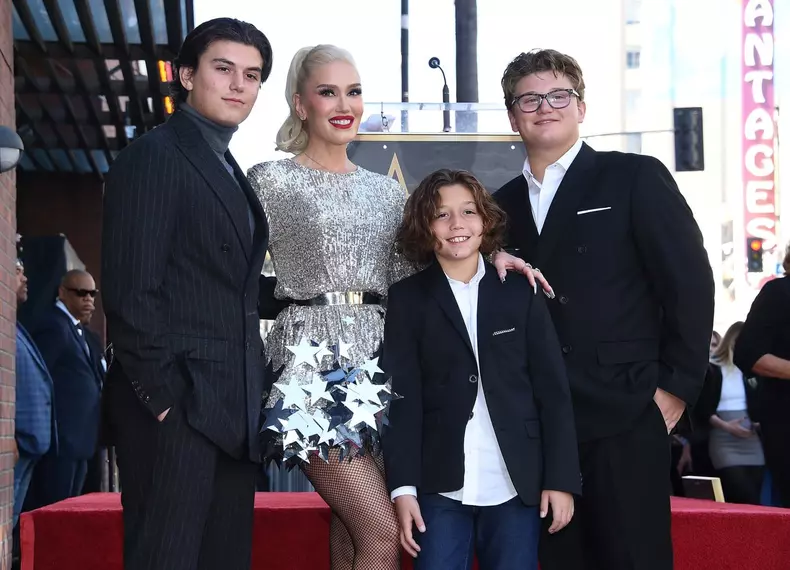 Gwen Stefani, fabuloasă alături de băieții ei și soțul Blake Shelton
