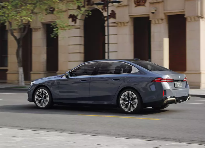 P90535973_highRes_the-new-bmw-i5-edriv