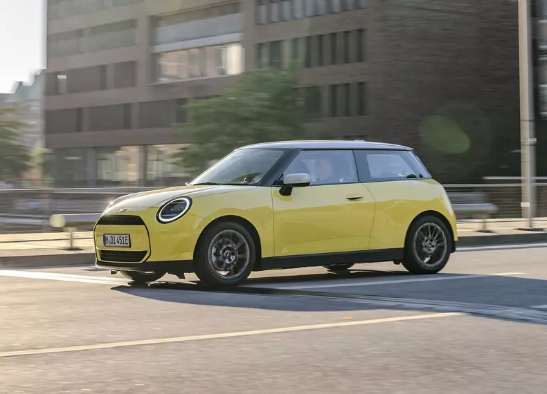 web_P90537198_highRes_mini-cooper-e-02-202