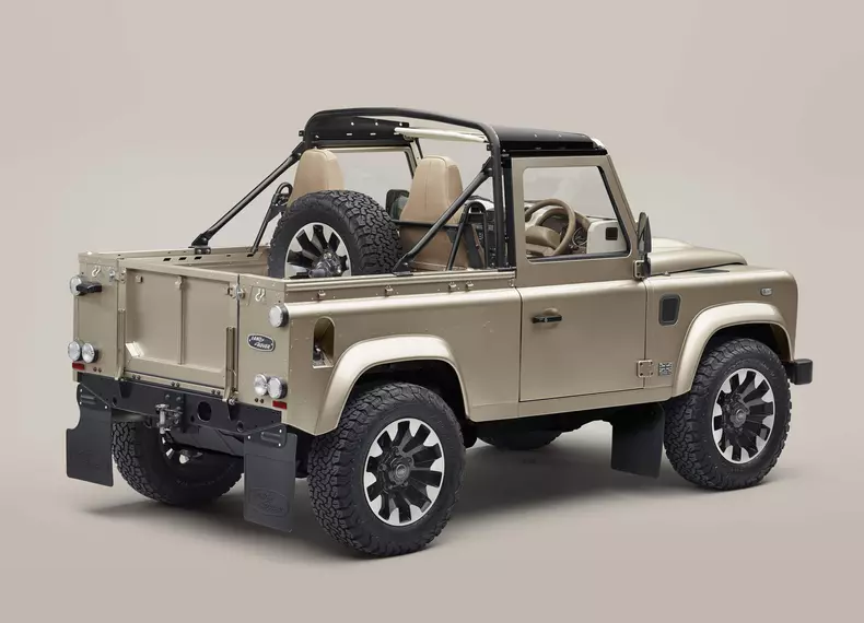 Land_Rover-Defender_Classic_V8_Soft_Top-2025-Rear_Three-Quarter.34bc4891