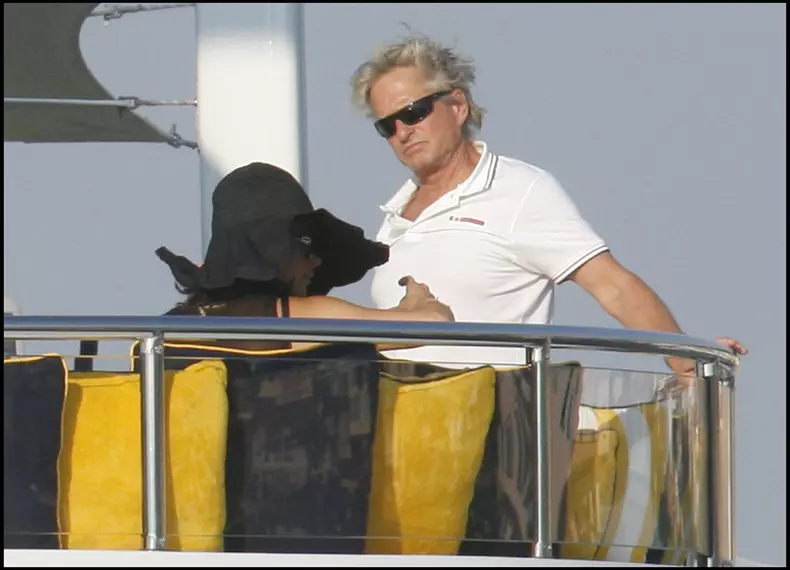 CATHERINE ZETA JONES ET MICHAEL DOUGLAS SUR LE BATEAU DANS LE PO