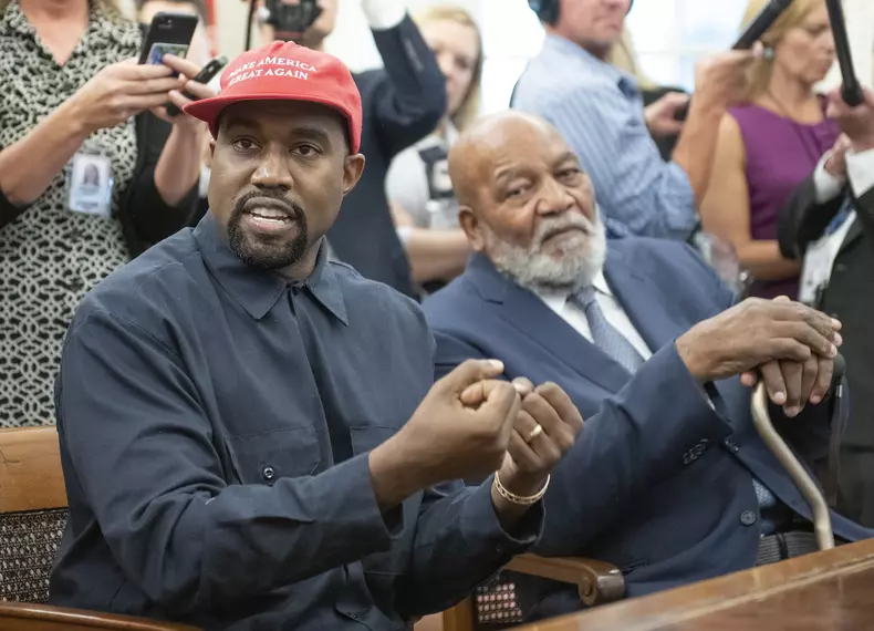 Donald Trump îl îmbrățișează pe Kanye West în Biroul Oval