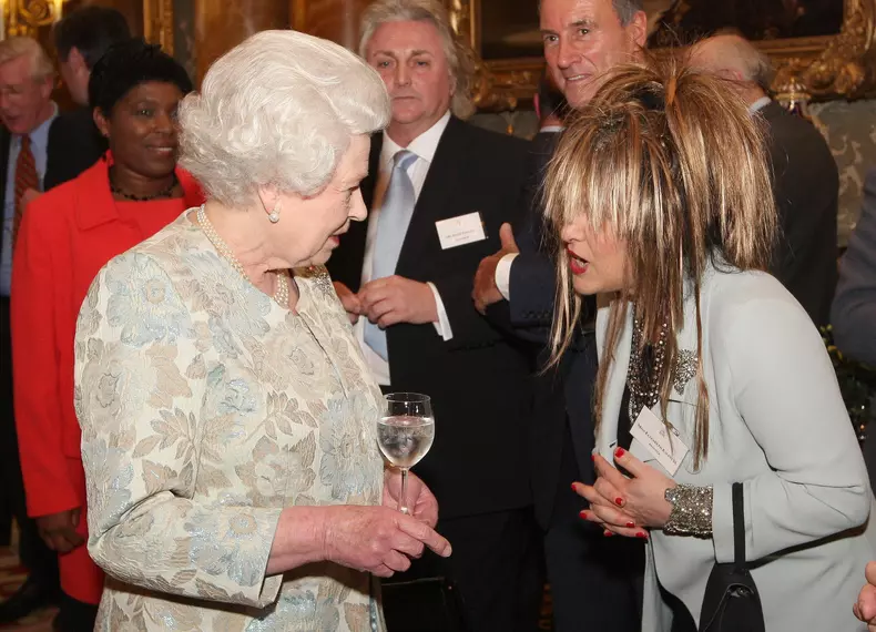 Elisabeta a II-a a închis barul de la Palatul Buckingham, deși și ea mai bea ocazional.