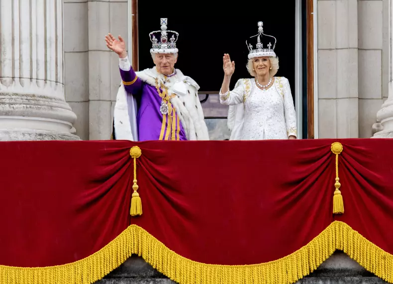La famille royale britannique salue la foule sur le balcon du palais de Buckingham lors de la cérémonie de couronnement du roi d'Angleterre à Londres