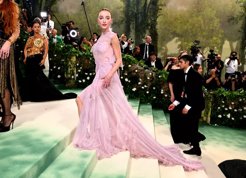 Phoebe Dynevor, la Met Gala 2024