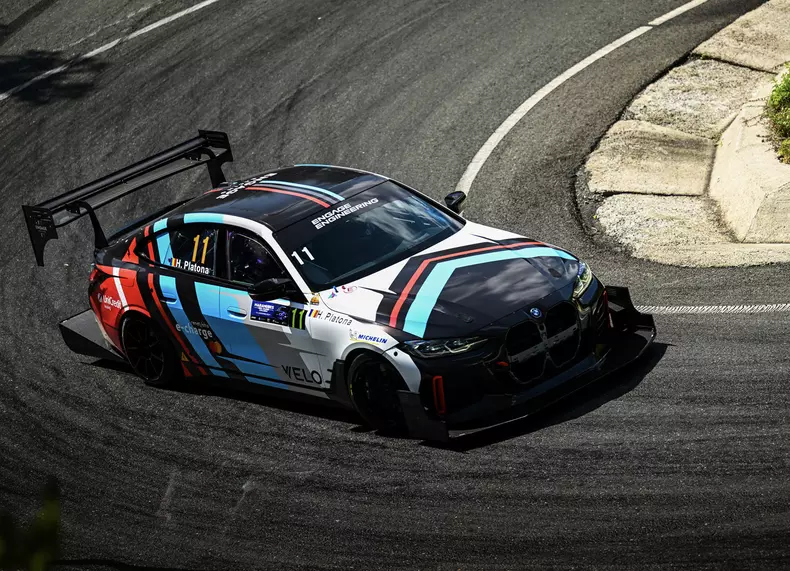 P90567014_highRes_first-race-of-bmw-i4