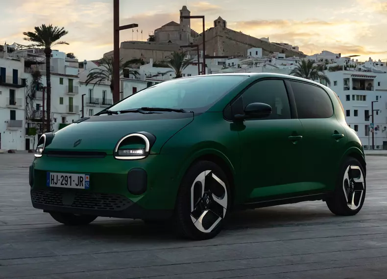 Renault-Twingo_E-Tech_EV-2027-wallpaper