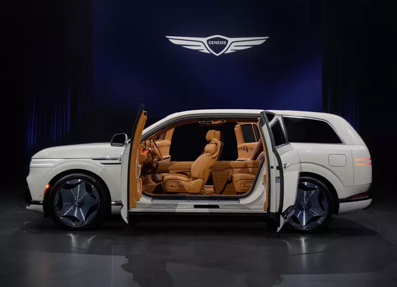 260820_anewiconrsquosarrivalgenesisunveilsgv90flagshipsuv_17
