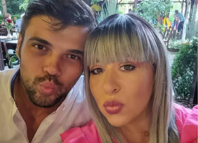 oana-roman-ipostaza-incendiara-alaturi-de-fostul-sot-marius-elisei-a-aparut-gol-pusca-pe-instagram_1-1