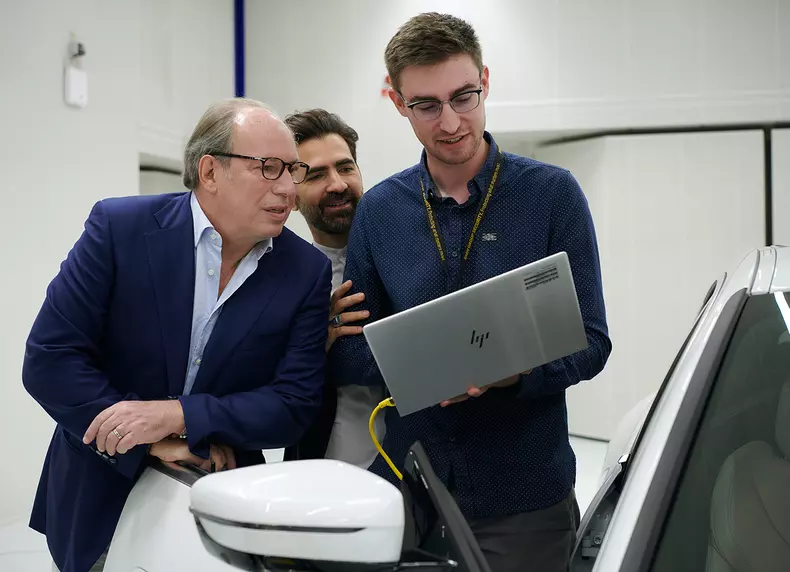 BMW 7_highRes_bmw-iconicsounds-ele