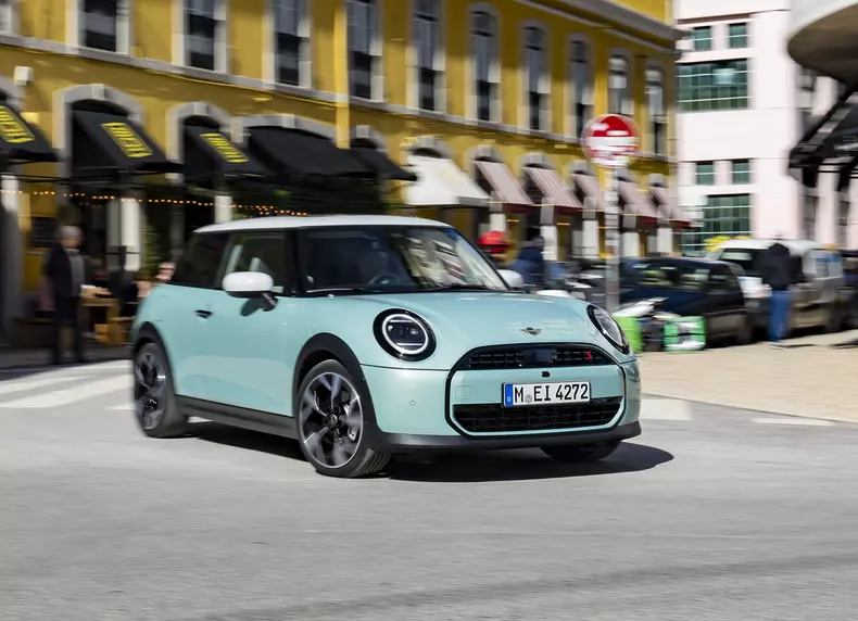 P90542414_highRes_mini-cooper-s-04-202