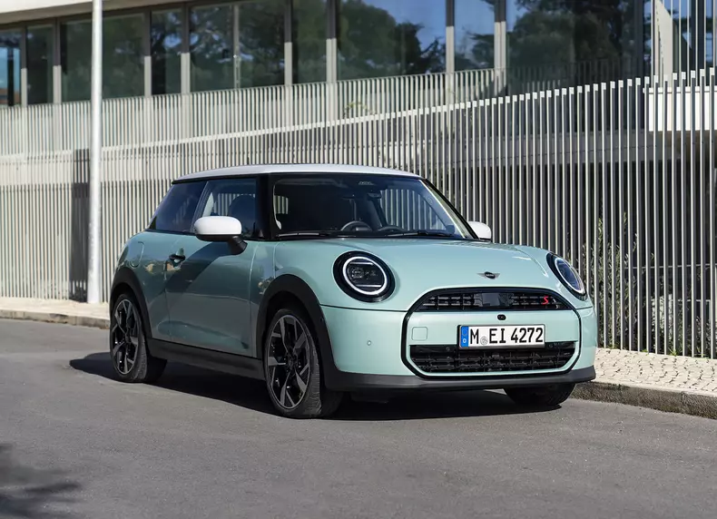 P90542430_highRes_mini-cooper-s-04-202