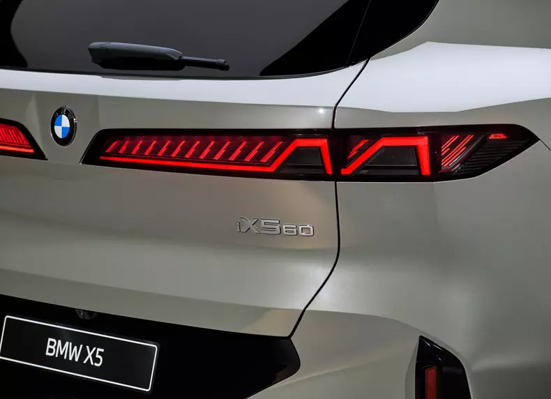P90646054_highRes_bmw-ix5-60-xdrive-06
