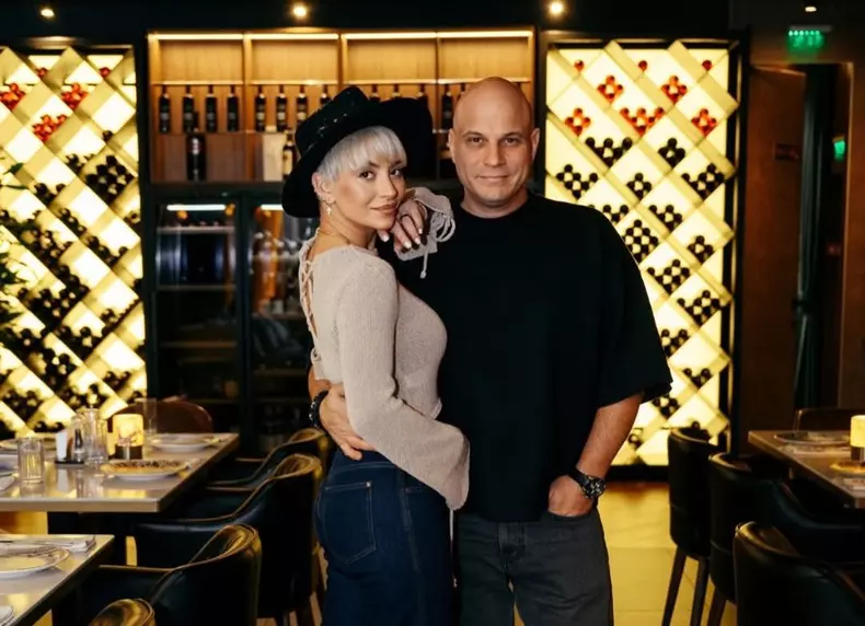 Vlad și Giulia Huidu într-un restaurant