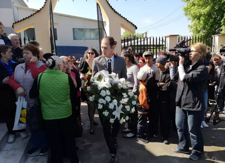 Mircea Solcanu a ajuns la înmormântarea lui Răzvan Ciobanu împreună cu Rita Mureșan