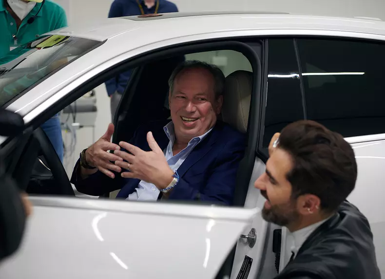 P90446568_highRes_bmw-iconicsounds-ele