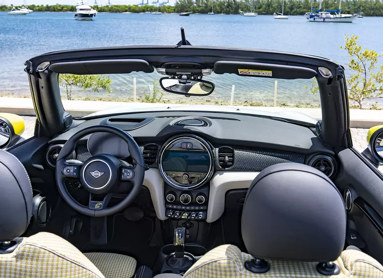 P90471802_highRes_mini-cooper-se-conve