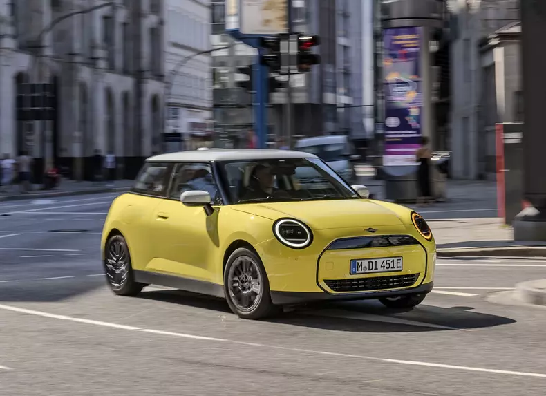 web_P90537184_highRes_mini-cooper-e-02-202