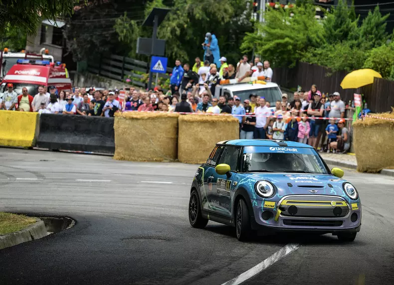 P90562467_highRes_racing-mimi-at-trofe