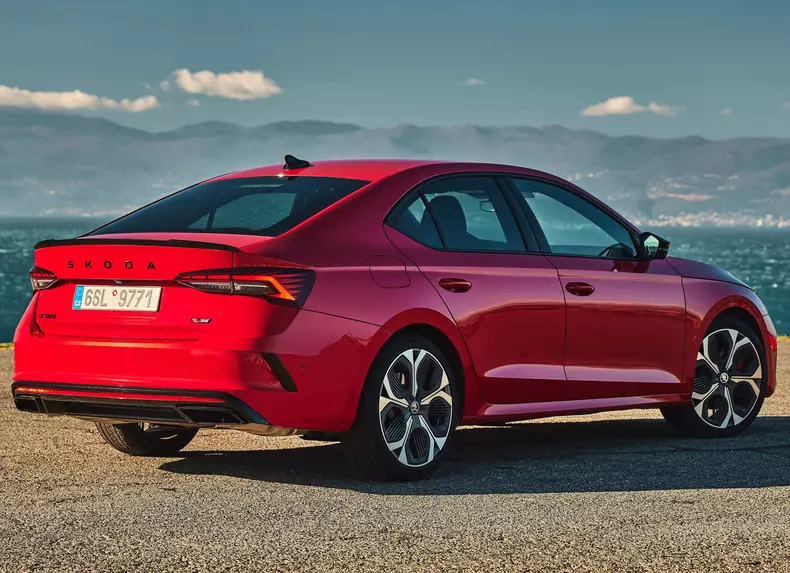 Skoda-Octavia_RS-2025-Rear_Three-Quarter.0a5dc2b2
