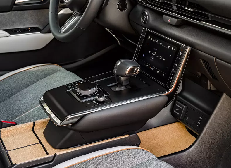 2022_mazda_mx-30_int_07