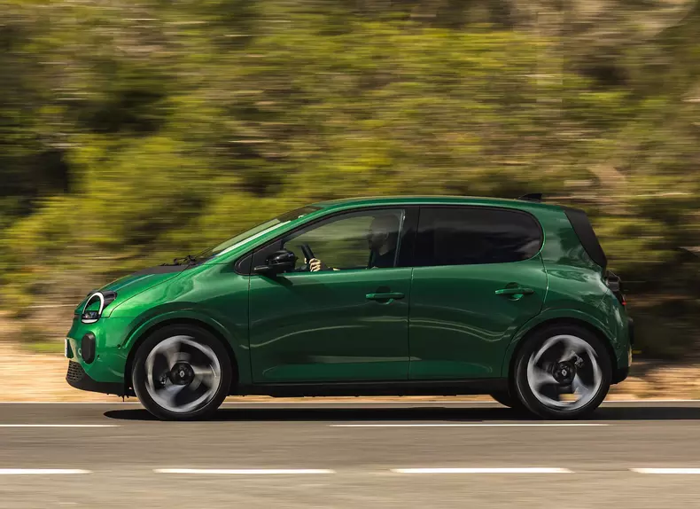 Renault-Twingo_E-Tech_EV-2027-HD-c69800801c33c8125cfe4bd6ebd3222cd447d3979