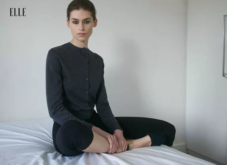 Cardigan COURREGES, magazinul APARTERRE; colanți NORMA KAMALI și pantofi EVEN&ODD, WWW.ZALANDO.RO.