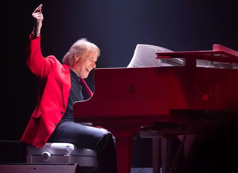 concert-extraordinar-richard-clayderman-la-sala-palatului-1536x1117-2