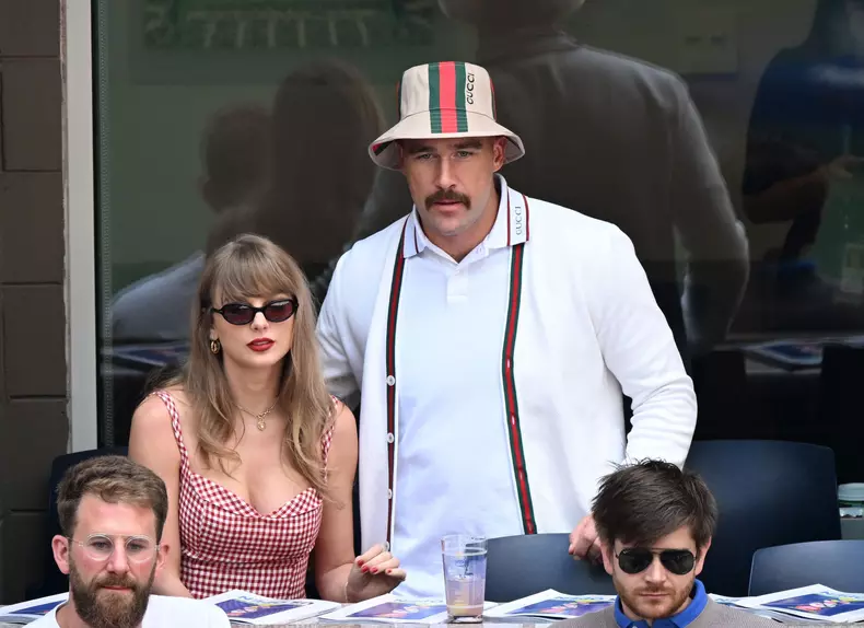 Taylor Swift et son compagnon Travis Kelce assistent à la finale de l'US Open au Arthur Ashe Stadium de l'USTA Billie Jean King National Tennis Center, Flushing Meadows