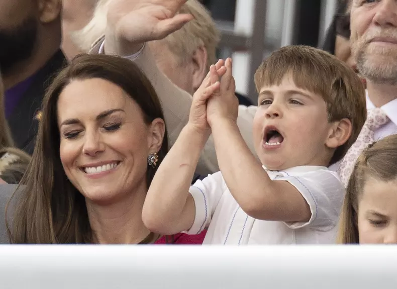 Kate Middleton n-a reușit să îl stăpânească pe Prințul Louis. Micuțul a furat din nou spectacolul la Jubileul de Platină