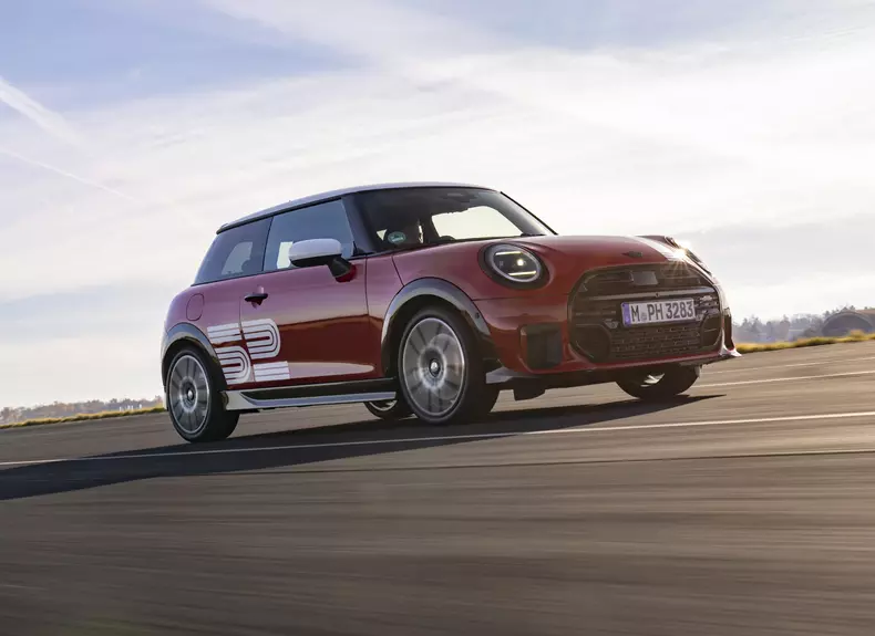 P90625041_highRes_mini-jcw-1965-victor