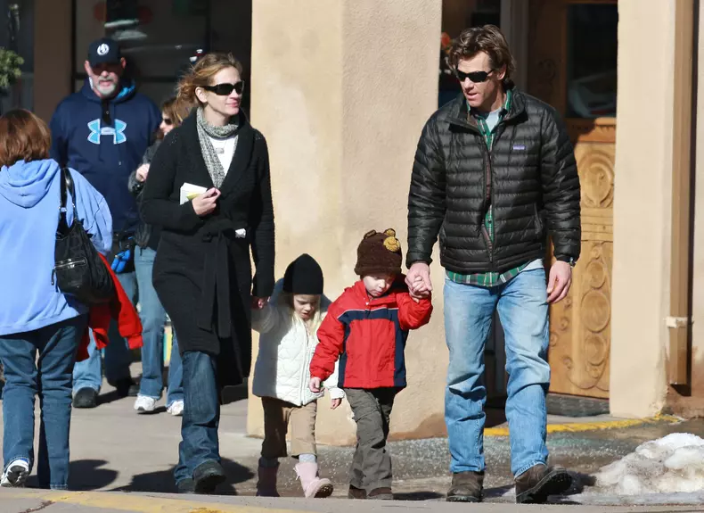 Exclusiveâ?Julia and Danny are Picture Perfect with the twins 1/1
