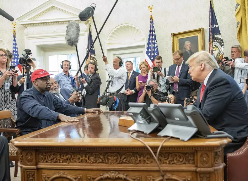 Donald Trump îl îmbrățișează pe Kanye West în Biroul Oval