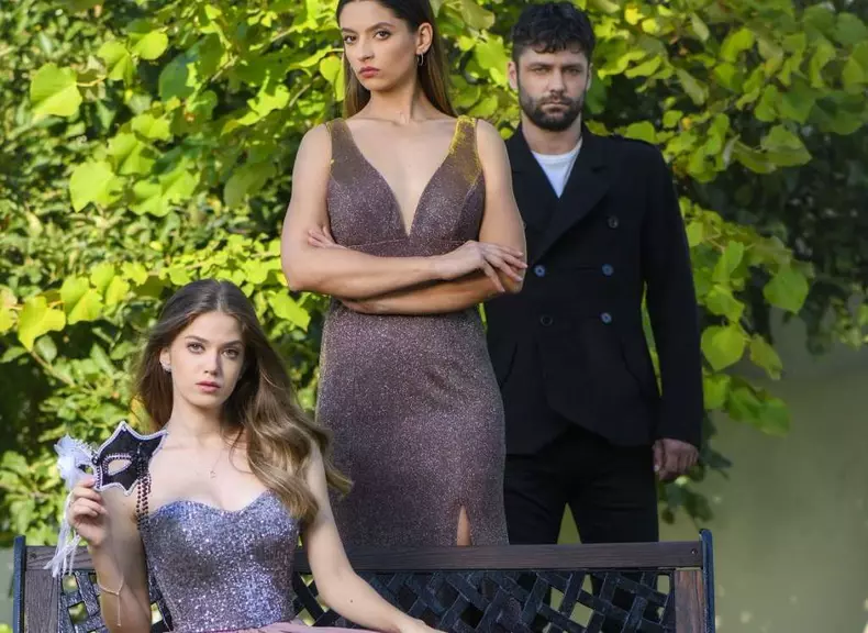 adela-serial-antena-1-1-1024x746