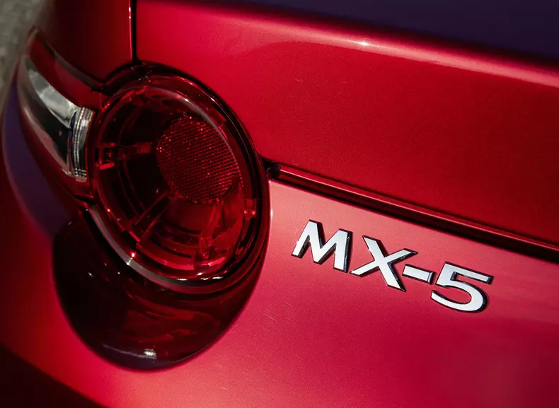 2021_Mazda_MX-5_Germany_det_4