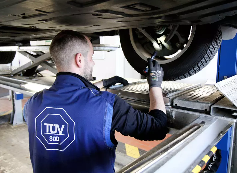 Freiburg Themenbild Tâ€¹V Hauptuntersuchung Plakette Auto Kraftfahrzeug Themenbild Tâ€¹V Hauptu