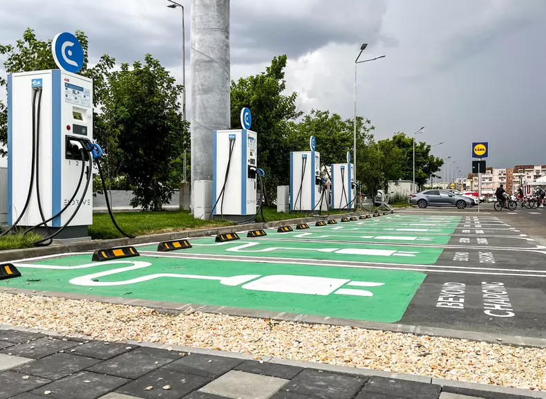 CP Eldrive – Square 7 – statii EV (foto – Eldrive) 0