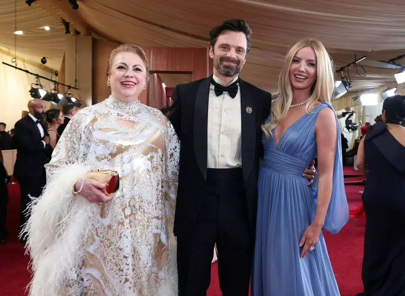 sebastian stan și mama oscar 2025 (3)