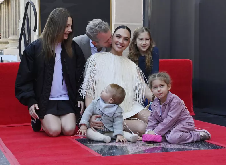 Gal-Gadot-stea-Hollywood-Walk-of-Fame-cele-patru-fiice