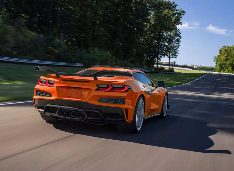 Chevrolet-Corvette_Z06-2023-02