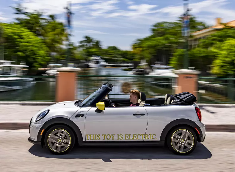 P90471747_highRes_mini-cooper-se-conve